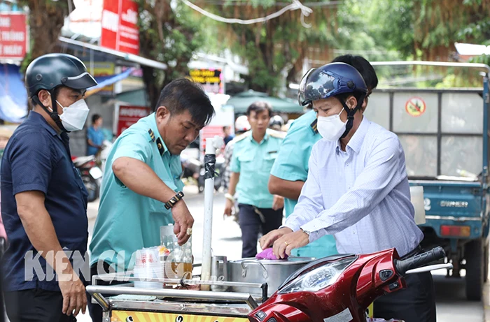 Thành ủy Rạch Giá sơ kết nghị quyết quản lý trật tự đô thị và vệ sinh môi trường 